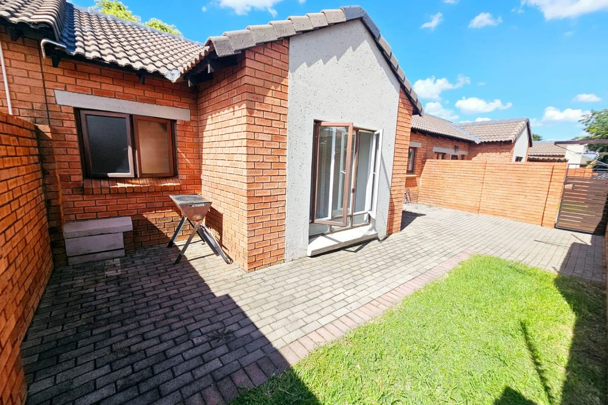 A Modern 2 bedroom 2 bathroom townhouse for sale in Monavoni - Photo 3