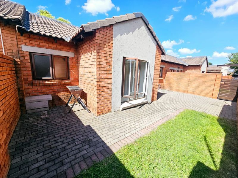 A Modern 2 bedroom 2 bathroom townhouse for sale in Monavoni - Photo 3