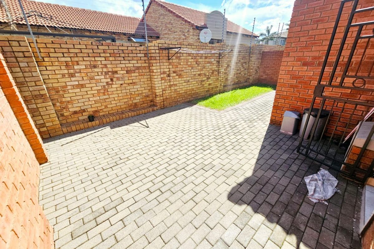 A Modern 2 bedroom 2 bathroom townhouse for sale in Monavoni - Photo 5