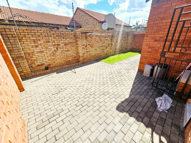 A Modern 2 bedroom 2 bathroom townhouse for sale in Monavoni - Photo 5