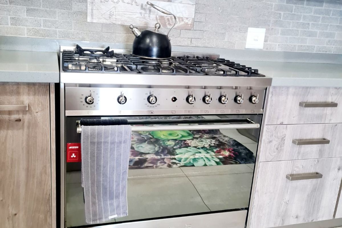 Beautiful 4-Bedroom Home with Pool & Water Views – Heron Banks Golf Estate - Photo 5