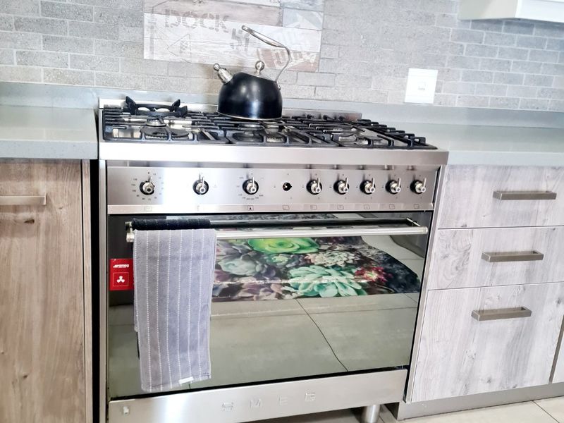 Beautiful 4-Bedroom Home with Pool & Water Views – Heron Banks Golf Estate - Photo 5