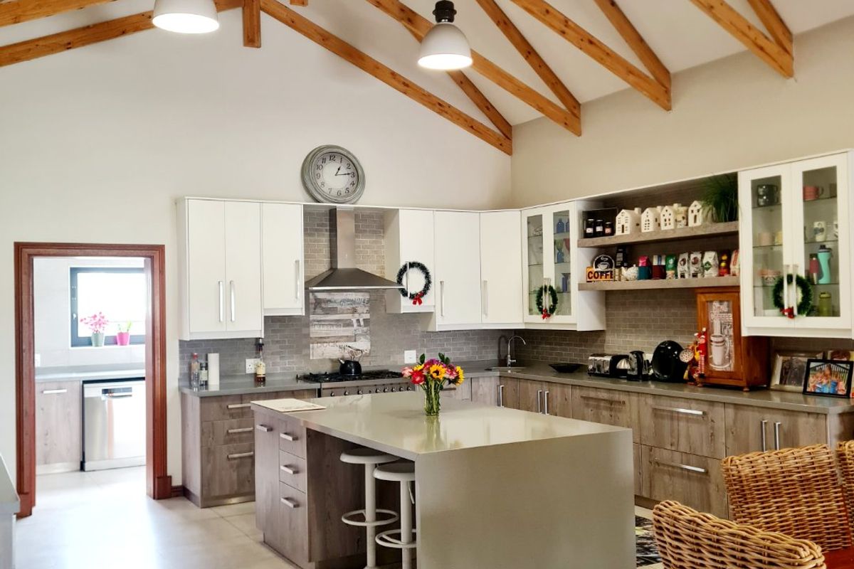 Beautiful 4-Bedroom Home with Pool & Water Views – Heron Banks Golf Estate - Photo 2