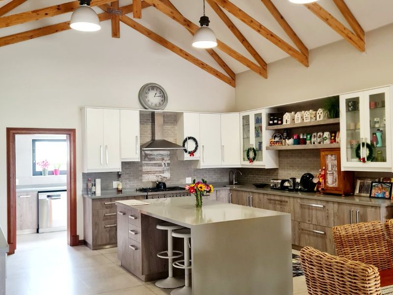 Beautiful 4-Bedroom Home with Pool & Water Views – Heron Banks Golf Estate - Photo 2