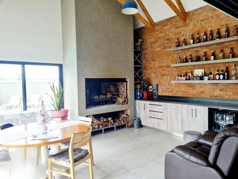 Beautiful 4-Bedroom Home with Pool & Water Views – Heron Banks Golf Estate - Photo 10