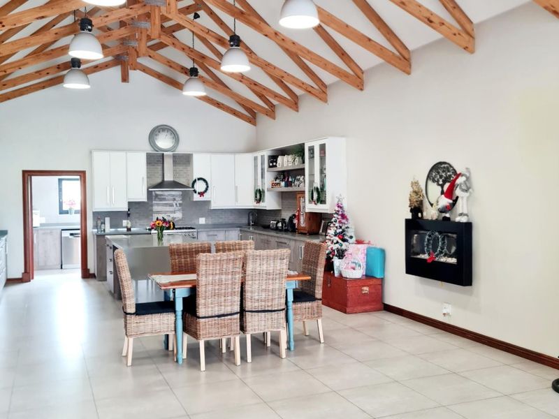 Beautiful 4-Bedroom Home with Pool & Water Views – Heron Banks Golf Estate - Photo 8