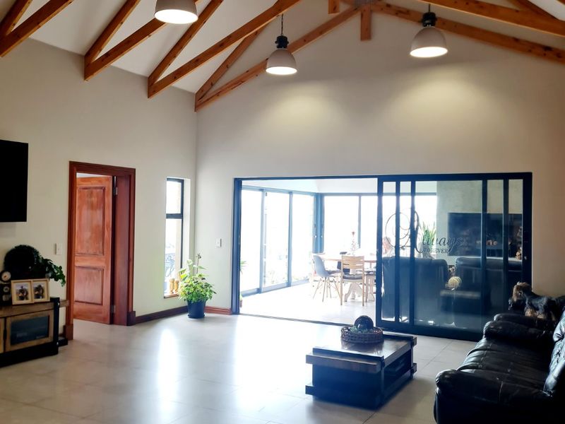 Beautiful 4-Bedroom Home with Pool & Water Views – Heron Banks Golf Estate - Photo 9