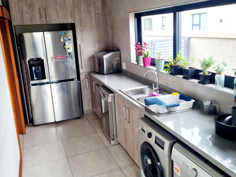 Beautiful 4-Bedroom Home with Pool & Water Views – Heron Banks Golf Estate - Photo 7