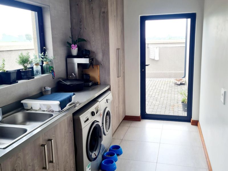 Beautiful 4-Bedroom Home with Pool & Water Views – Heron Banks Golf Estate - Photo 6