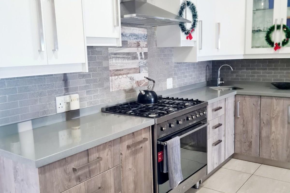 Beautiful 4-Bedroom Home with Pool & Water Views – Heron Banks Golf Estate - Photo 4