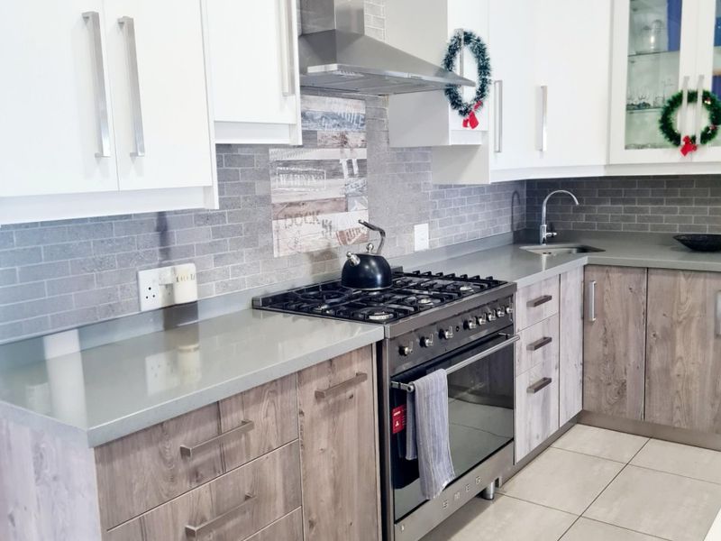 Beautiful 4-Bedroom Home with Pool & Water Views – Heron Banks Golf Estate - Photo 4