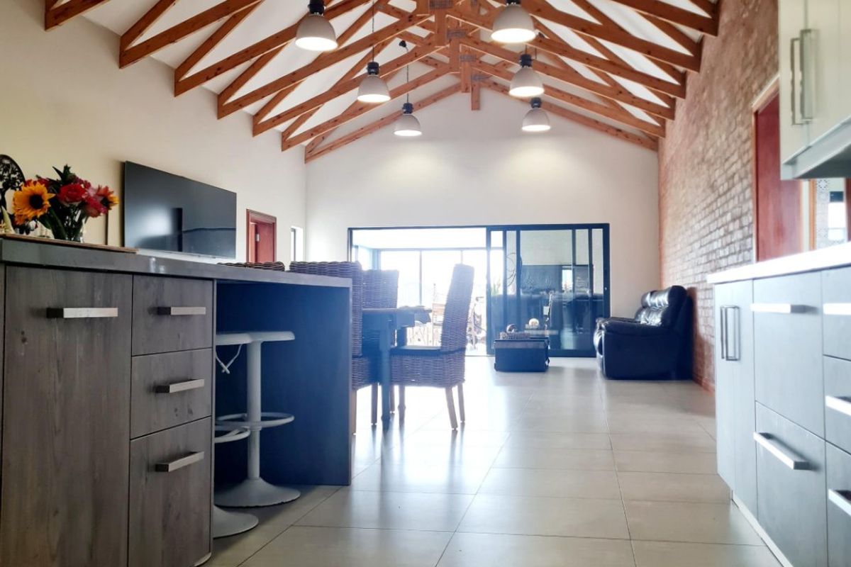 Beautiful 4-Bedroom Home with Pool & Water Views – Heron Banks Golf Estate - Photo 3