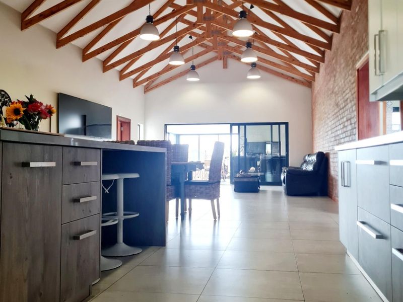 Beautiful 4-Bedroom Home with Pool & Water Views – Heron Banks Golf Estate - Photo 3