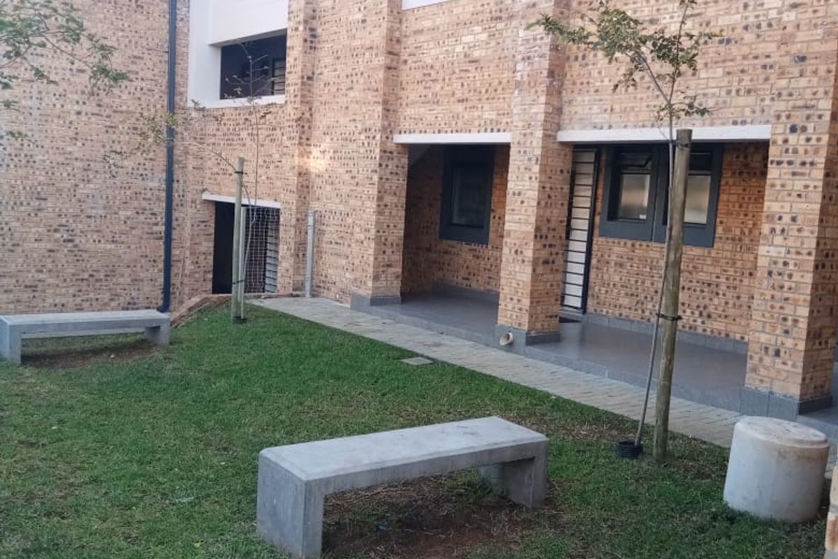 Stunning 2 Bedroom, 1 Bathroom Apartment for Rent  - Photo 4