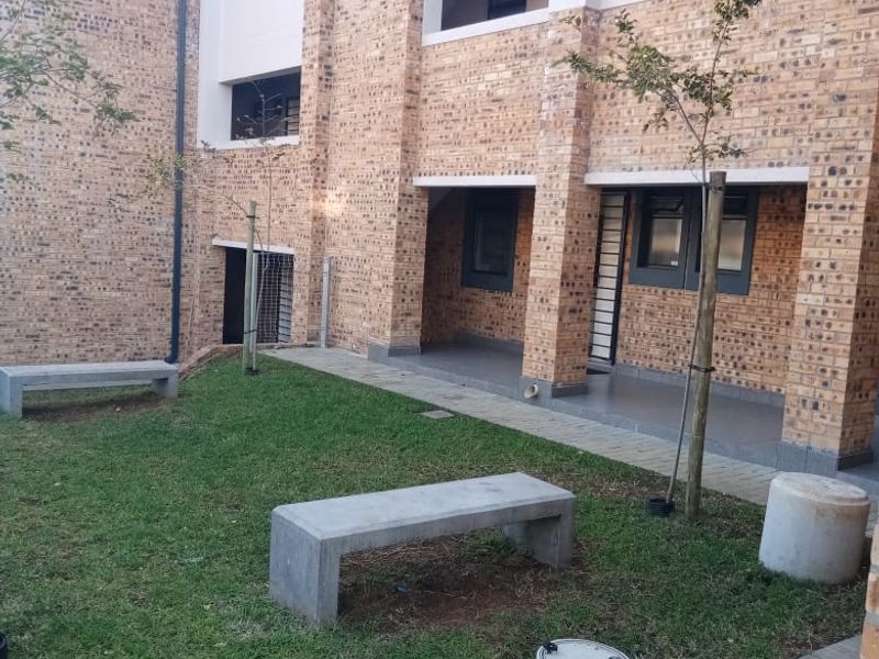 Stunning 2 Bedroom, 1 Bathroom Apartment for Rent  - Photo 4