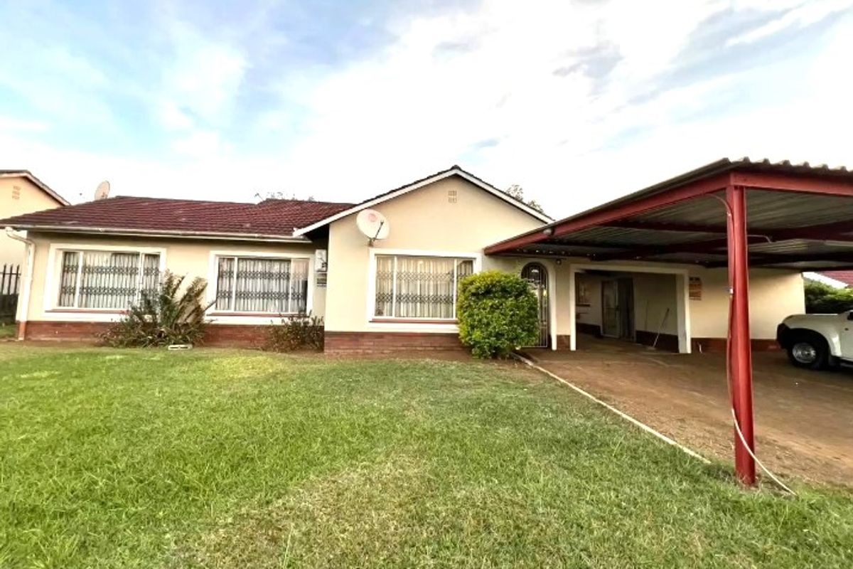 Contemporary Well Maintained Five Bed Freestanding Home With Pool To Let- Markham Road, Bisley - Photo 2