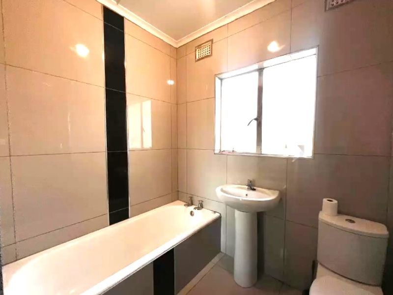 Contemporary Well Maintained Five Bed Freestanding Home With Pool To Let- Markham Road, Bisley - Photo 5