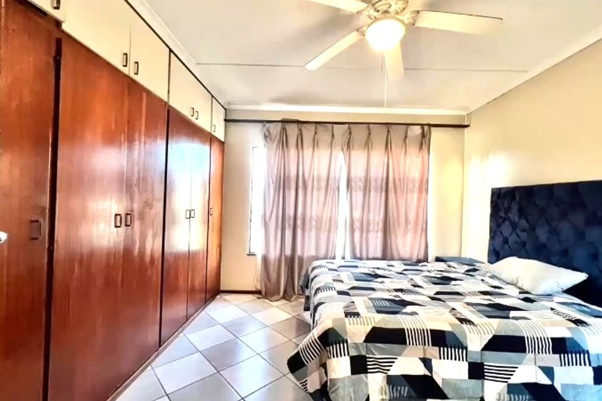 Contemporary Well Maintained Five Bed Freestanding Home With Pool To Let- Markham Road, Bisley - Photo 4