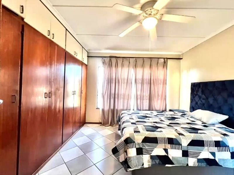 Contemporary Well Maintained Five Bed Freestanding Home With Pool To Let- Markham Road, Bisley - Photo 4