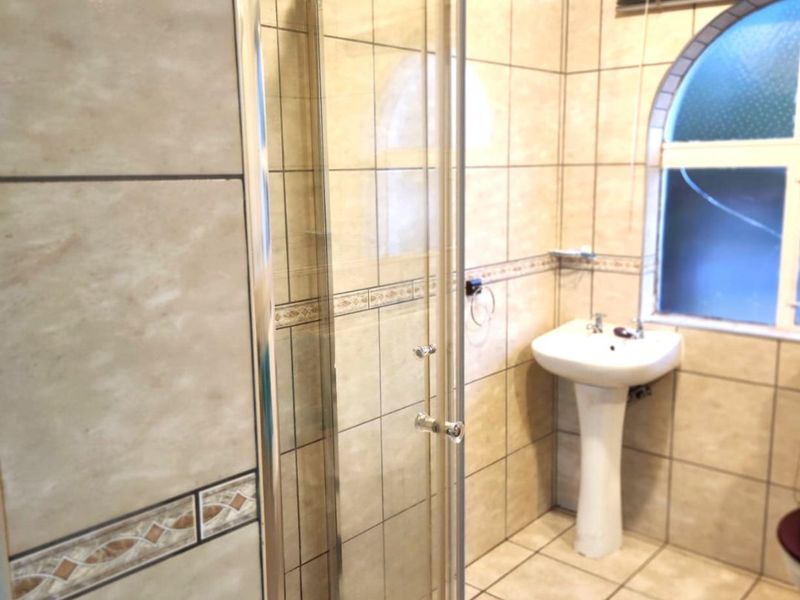 Contemporary Well Maintained Five Bed Freestanding Home With Pool To Let- Markham Road, Bisley, Pietermaritzburg. - Photo 9