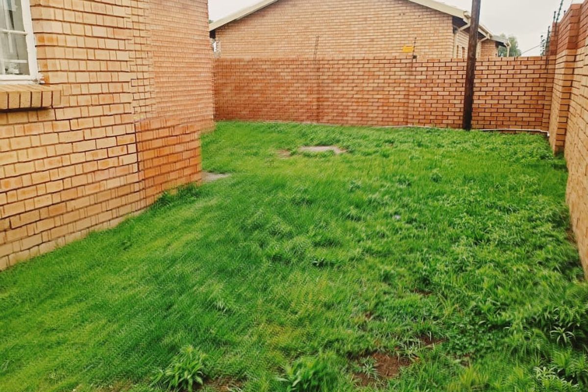 spacious townhouse nestled in gated complex, ideally located - Photo 5