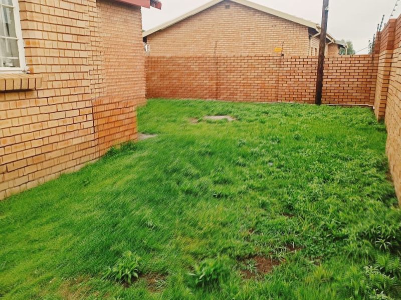 spacious townhouse nestled in gated complex, ideally located - Photo 5