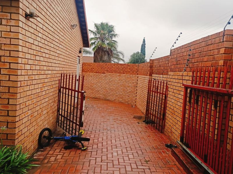 spacious townhouse nestled in gated complex, ideally located - Photo 6