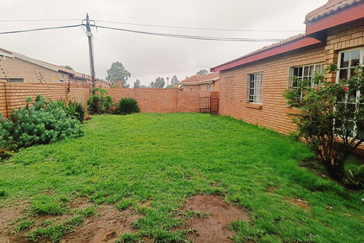 spacious townhouse nestled in gated complex, ideally located - Photo 2