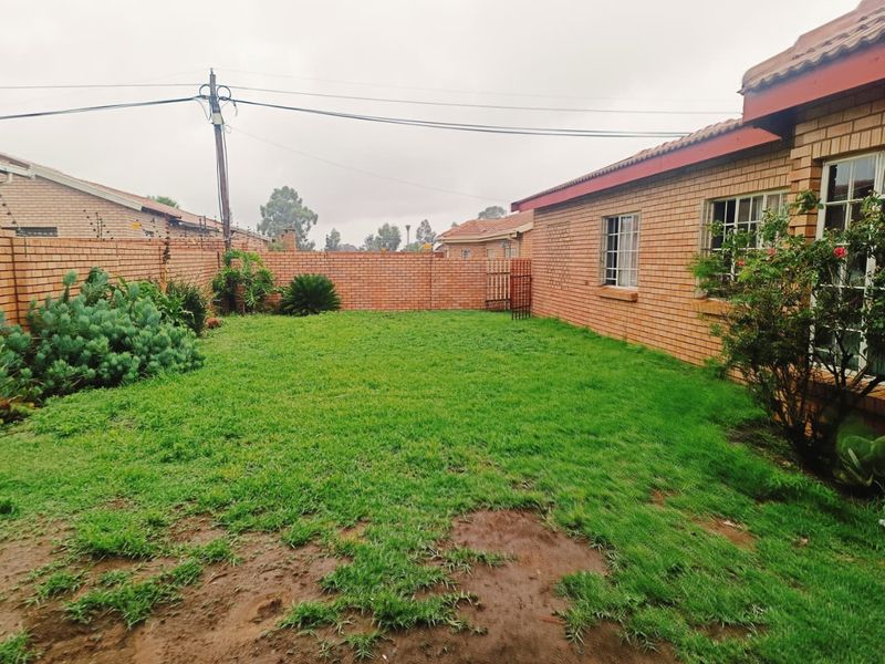 spacious townhouse nestled in gated complex, ideally located - Photo 2