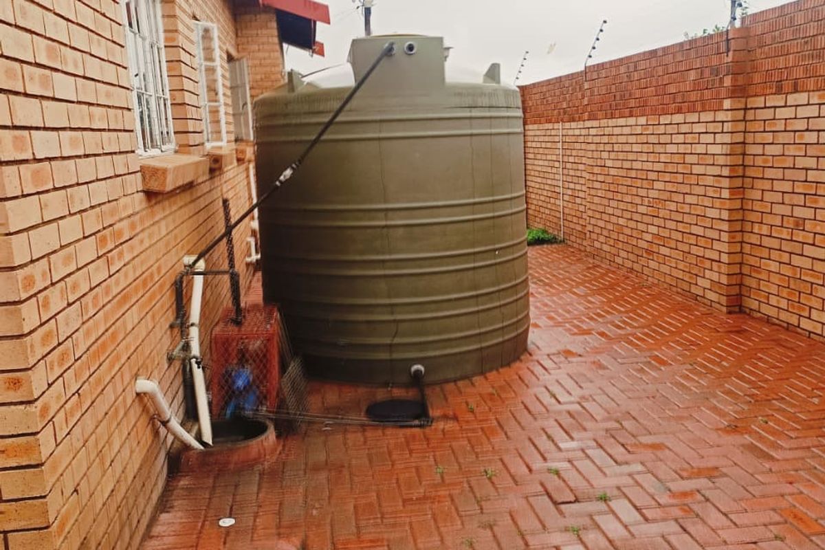 spacious townhouse nestled in gated complex, ideally located - Photo 3