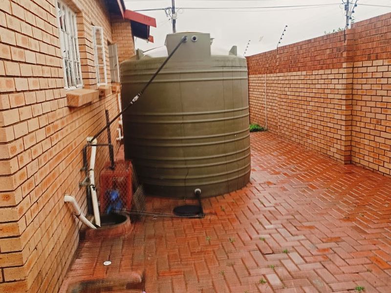 spacious townhouse nestled in gated complex, ideally located - Photo 3