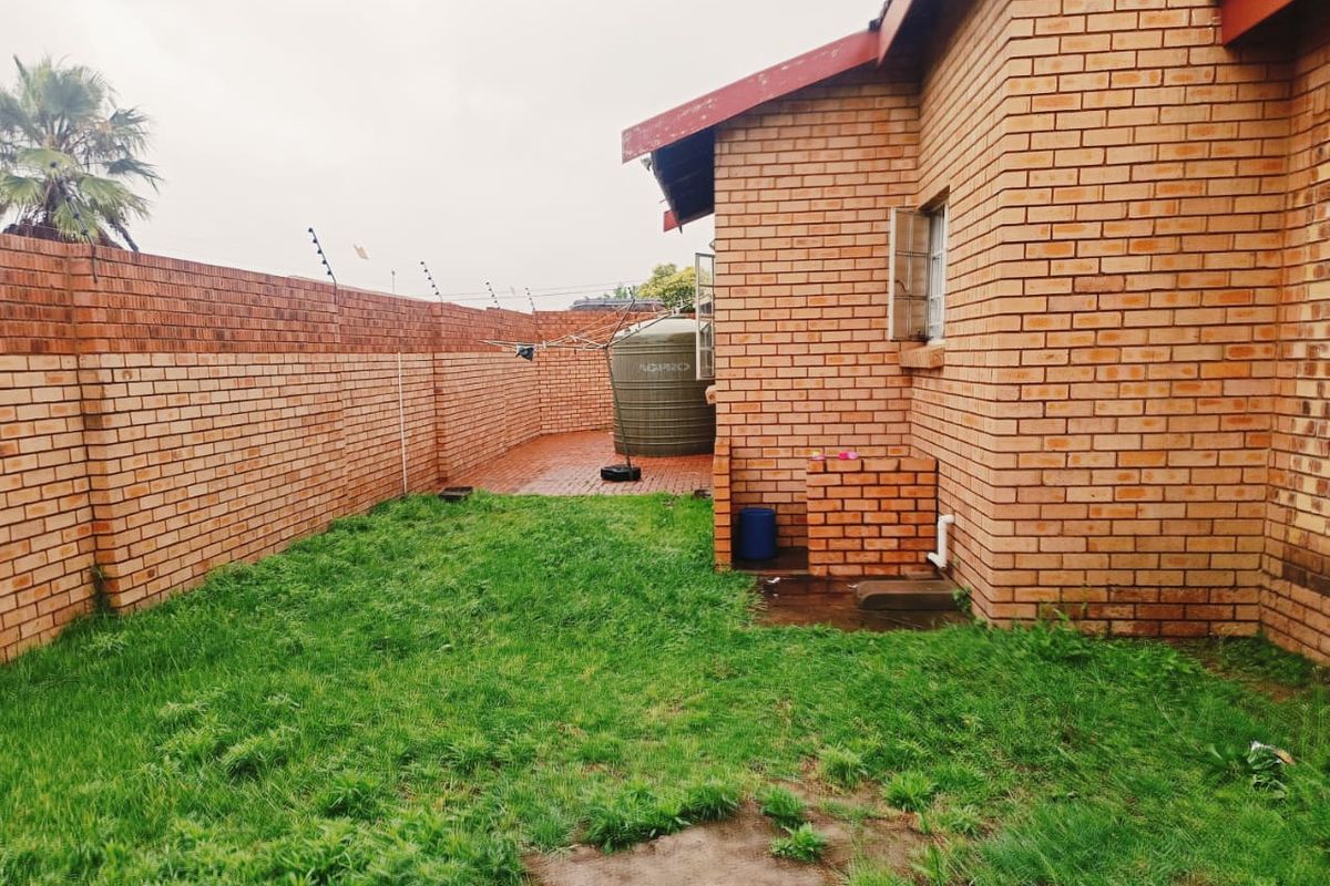 spacious townhouse nestled in gated complex, ideally located - Photo 4