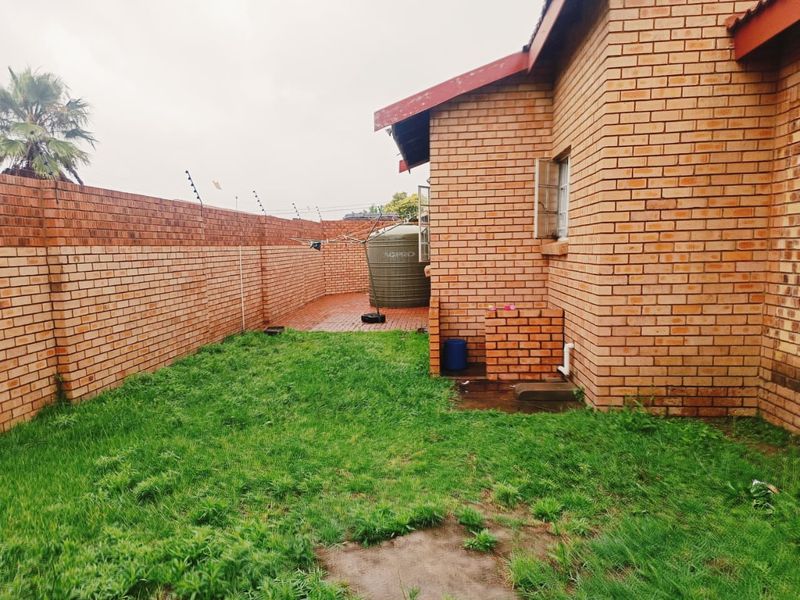 spacious townhouse nestled in gated complex, ideally located - Photo 4