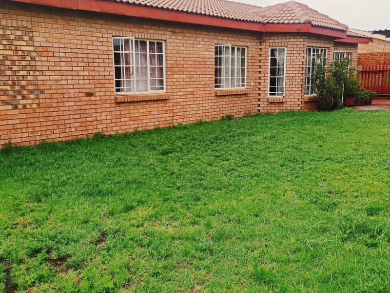 spacious townhouse nestled in gated complex, ideally located - Photo 1