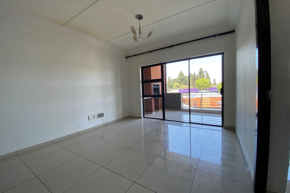 IMMACULATE UPMARKET 3 BEDROOM APARTMENT ON SECOND FLOOR TO RENT IN LIFESTYLE COMPLEX - Photo 5