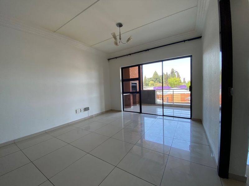 IMMACULATE UPMARKET 3 BEDROOM APARTMENT ON SECOND FLOOR TO RENT IN LIFESTYLE COMPLEX - Photo 5