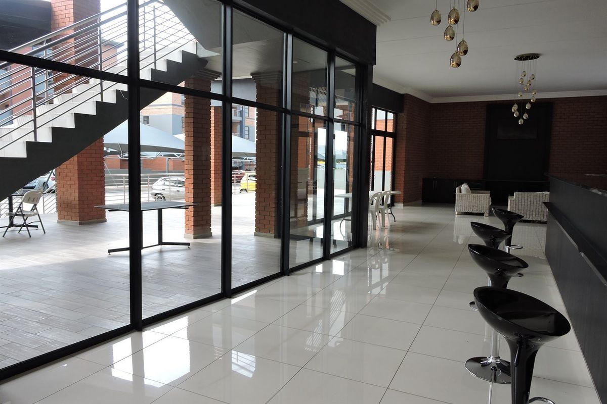 IMMACULATE UPMARKET 3 BEDROOM APARTMENT ON SECOND FLOOR TO RENT IN LIFESTYLE COMPLEX - Photo 3
