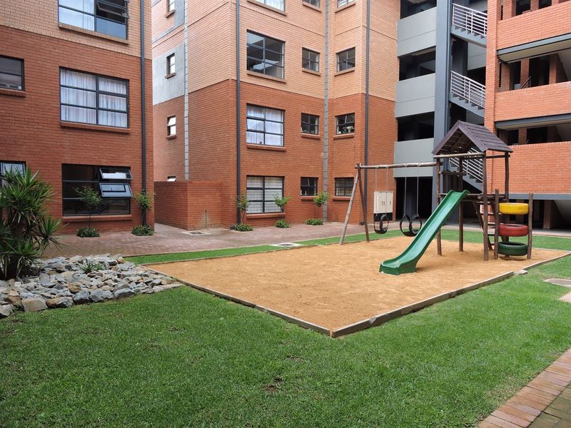 IMMACULATE UPMARKET 3 BEDROOM APARTMENT ON SECOND FLOOR TO RENT IN LIFESTYLE COMPLEX - Photo 10