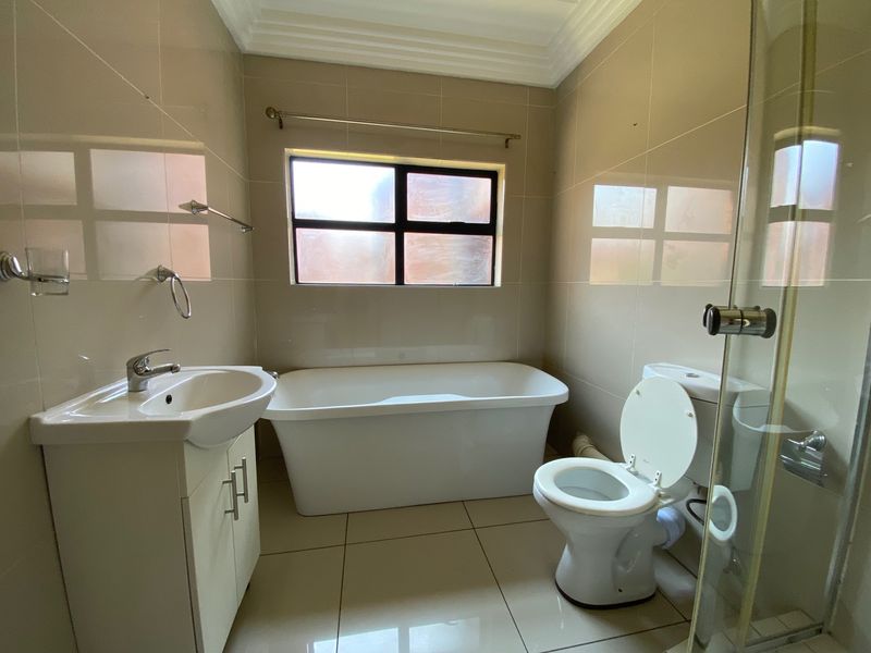 IMMACULATE UPMARKET 3 BEDROOM APARTMENT ON SECOND FLOOR TO RENT IN LIFESTYLE COMPLEX - Photo 8