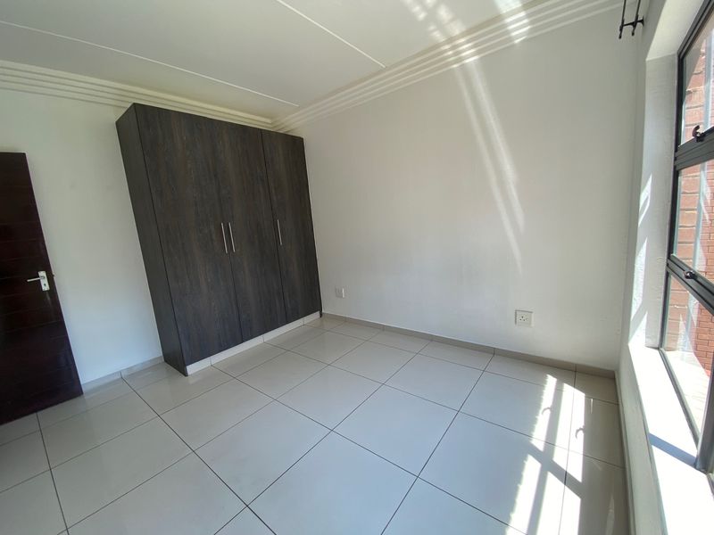 IMMACULATE UPMARKET 3 BEDROOM APARTMENT ON SECOND FLOOR TO RENT IN LIFESTYLE COMPLEX - Photo 7