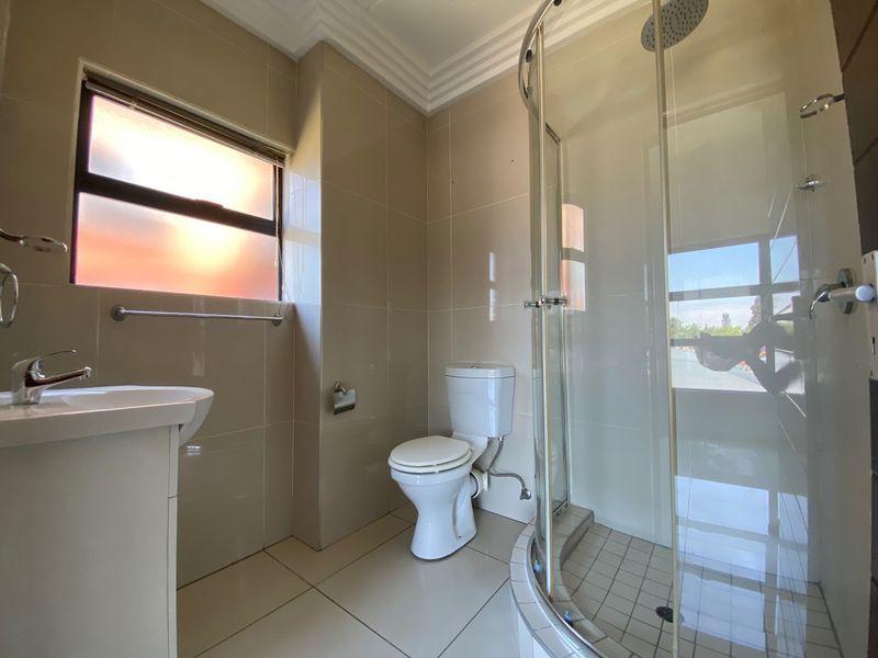 IMMACULATE UPMARKET 3 BEDROOM APARTMENT ON SECOND FLOOR TO RENT IN LIFESTYLE COMPLEX - Photo 6