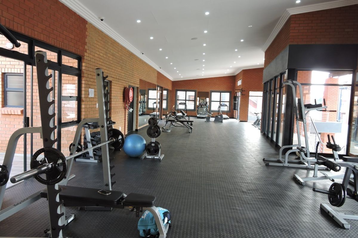 IMMACULATE UPMARKET 3 BEDROOM APARTMENT ON SECOND FLOOR TO RENT IN LIFESTYLE COMPLEX - Photo 4