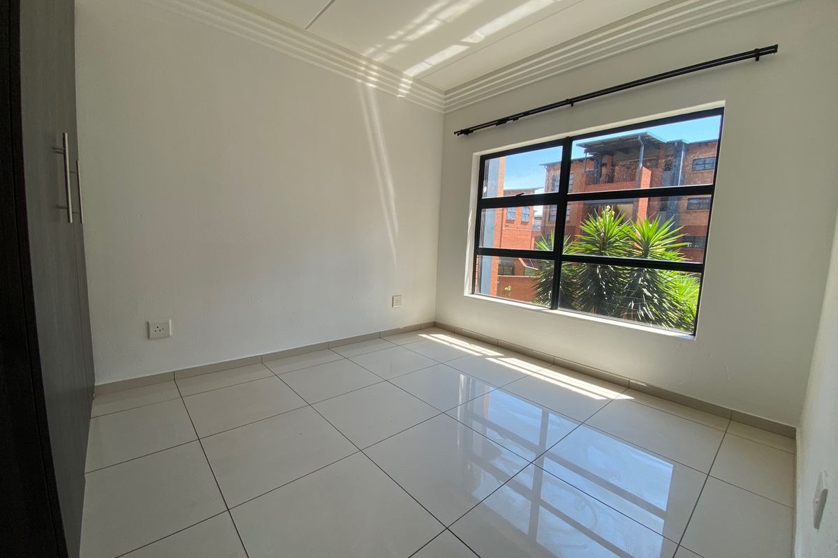 IMMACULATE UPMARKET 3 BEDROOM APARTMENT ON SECOND FLOOR TO RENT IN LIFESTYLE COMPLEX - Photo 2