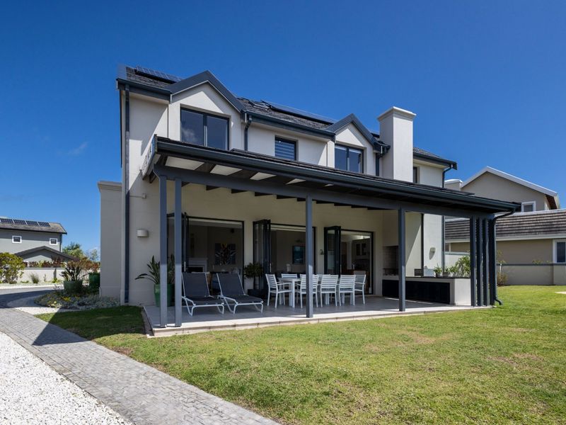 Architecturally Designed Gem – Immaculate Family Home - Photo 2