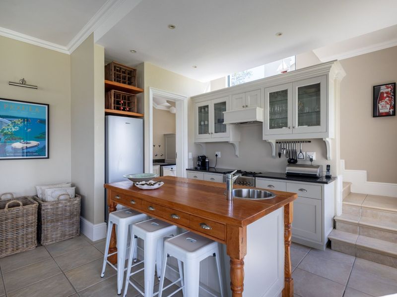 Architecturally Designed Gem – Immaculate Family Home - Photo 8