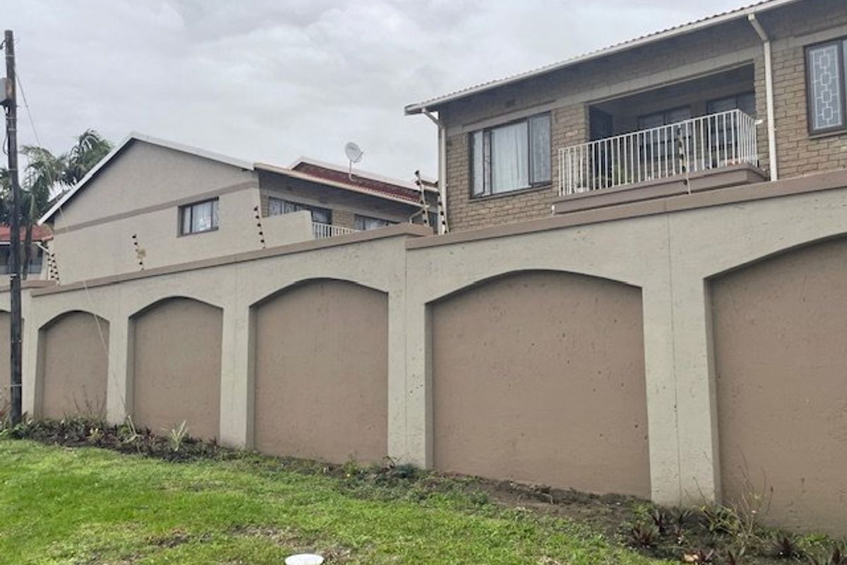 Beautiful and Spacious Duplex in Prime Uvongo Location – Pet Friendly and Walking Distance to the Beach - Photo 3