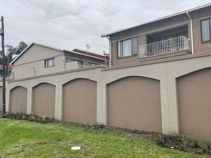 Beautiful and Spacious Duplex in Prime Uvongo Location – Pet Friendly and Walking Distance to the Beach - Photo 3