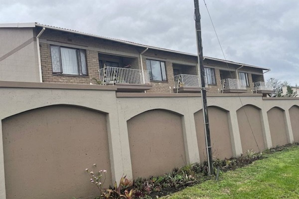 Beautiful and Spacious Duplex in Prime Uvongo Location – Pet Friendly and Walking Distance to the Beach - Photo 2