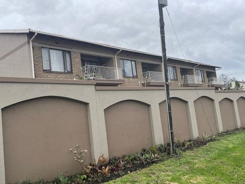 Beautiful and Spacious Duplex in Prime Uvongo Location – Pet Friendly and Walking Distance to the Beach - Photo 2