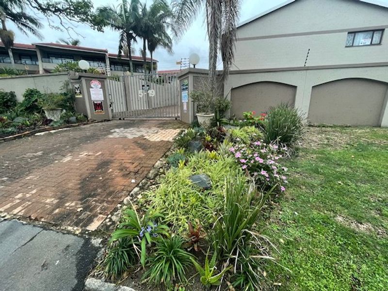 Beautiful and Spacious Duplex in Prime Uvongo Location – Pet Friendly and Walking Distance to the Beach - Photo 1